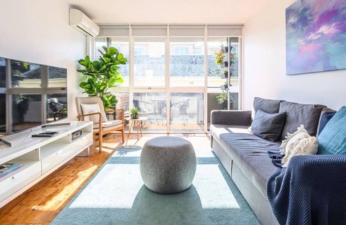 South Yarra Apartment | COMO Oozing Natural Light +Netflix +Parking +Desk