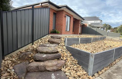 Doreen House | Connecting Palms - Doreen - Luxury Holiday Home with 4 x Extra Large Bedrooms!