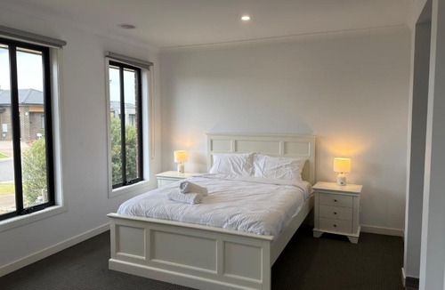 Kalkallo House | Connecting Palms - Kalkallo - Luxury 4 x Bedroom Holiday Home!