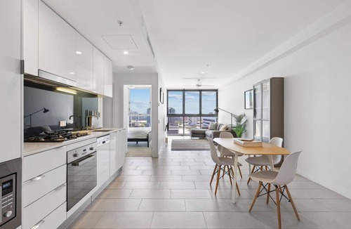 Fortitude Valley Apartment | Contemporary 1-Bed with Pool Near Brisbane River