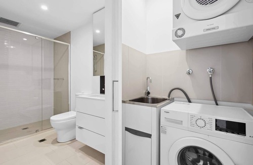 Fortitude Valley Apartment | Contemporary 1-Bed with Pool Near Brisbane River