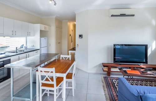 Ashgrove Apartment | Contemporary 2BR Escape Upper Level Sanctuary