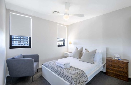 Kangaroo Point Apartment | Contemporary Apt, Premium Local, WiFi, Wine, Cafes by Custom Bnb Hosting