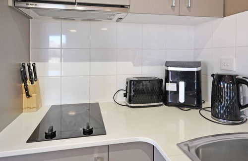 Port Hedland Apartment | Contemporary Crib Generous 1x1