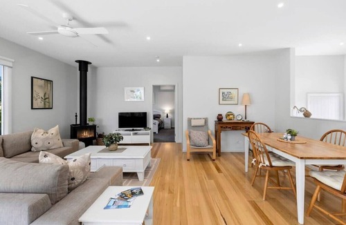 Queenscliff House | Contemporary Edgewater Oasis Short Walk to Beach