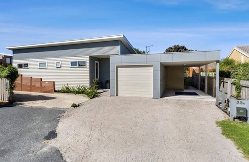 Queenscliff House | Contemporary Edgewater Oasis Short Walk to Beach