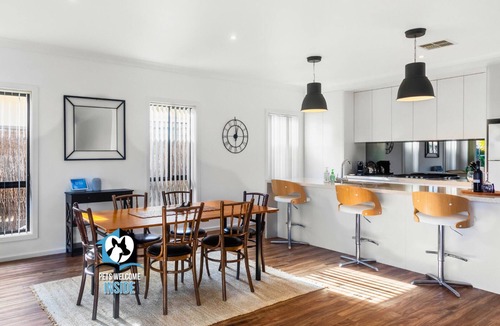 Encounter Bay Cabin | Contemporary Lakeside Stunner – 3 bedrooms & jetty