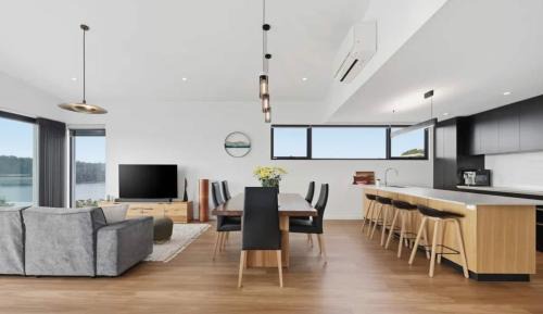 Akaroa House | Contemporary Seaside Escape