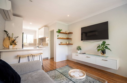 Wembley Apartment | Convenient 2-bedroom apartment near beautiful lake