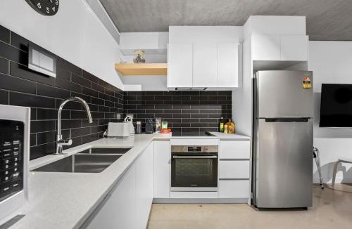 Richmond North Apartment | Convenient and Cozy Richmond Studio Near Cafes and MCG