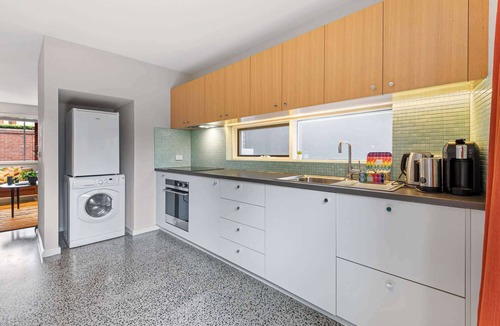Port Melbourne House | Convenient Bayside Living at the Edge of the City