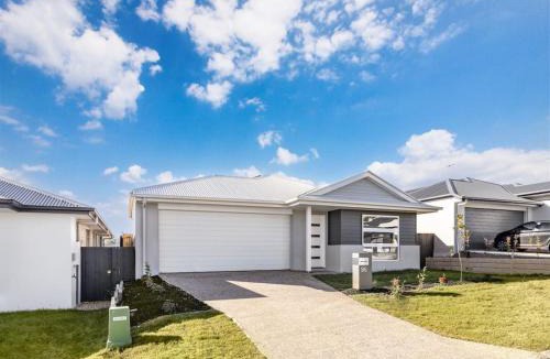 Greenbank House | Convenient Brandnew 4 Beds House, 5 mins to mall