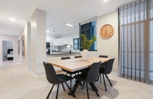 Darwin City Centre Apartment | Convenient CBD Location with Pool Gym & walk to shops