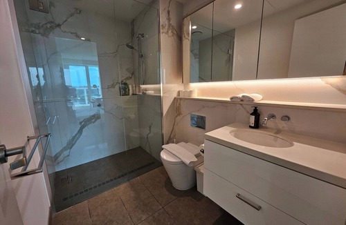 North Melbourne Apartment | Convenient Located 2BDR apartment with Parking