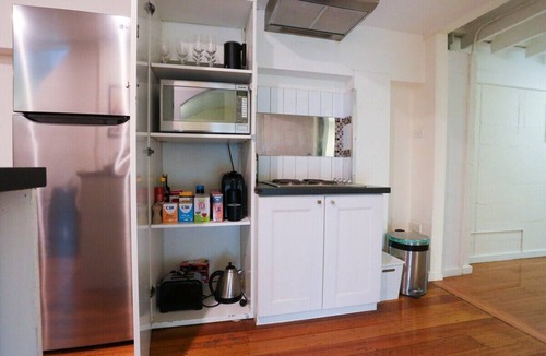 Seddon Apartment | Converted warehouse apt 17min from CBD