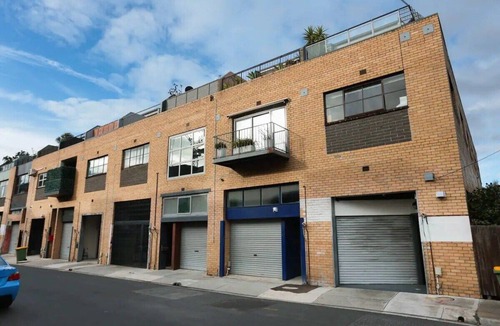Seddon Apartment | Converted warehouse suite 17min from CBD
