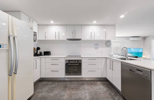 Dicky Beach Apartment | Coochin Retreat | Walk to Dicky Beach