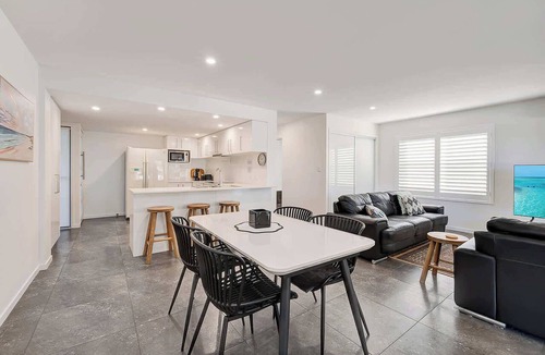 Dicky Beach Apartment | Coochin Retreat | Walk to Dicky Beach