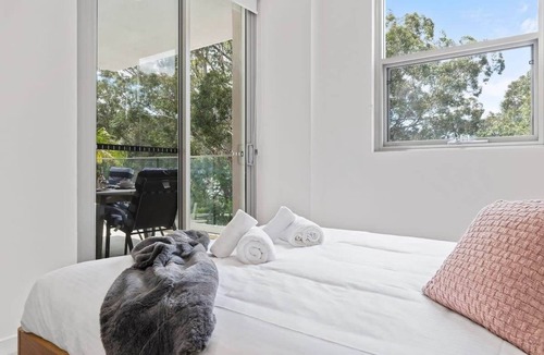 Gosford Apartment | Cool Coastal Pad with Panoramic Water Views