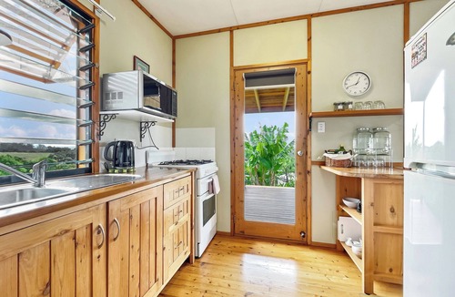 Cooroy Cottage | Cooroy - Sunshine Ridge Eco Cottage - Garden Views - 25 mins to Noosa Heads -