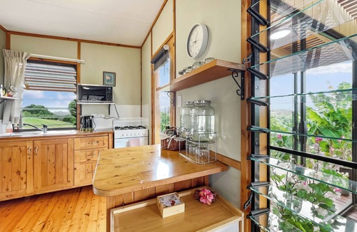 Cooroy Cottage | Cooroy - Sunshine Ridge Eco Cottage - Garden Views - 25 mins to Noosa Heads -