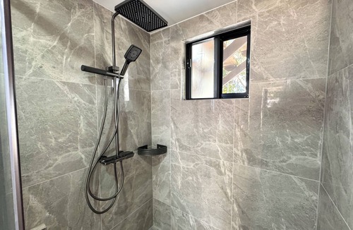 Daisy Hill Apartment | Coral 1bd studio@Daisy hills-Minutes to M1 highway