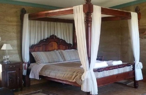 Torrens Vale Apartment | Corinium Roman Villa - Four Poster Romance