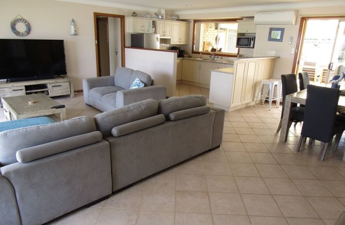Dalrymple House | Corleighson @ Oyster on Point - 3 bedroom holiday home - Off peak special!
