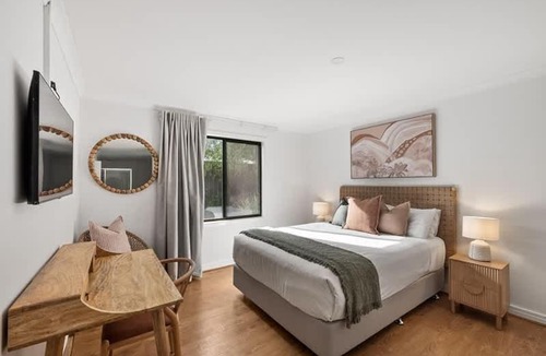Dunsborough House | Cormorant Cottage - Garden Beach Abode with Game Room