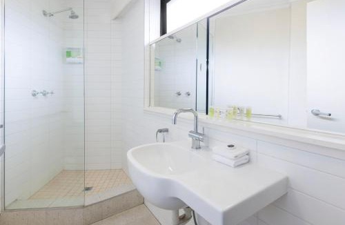 St Kilda Hotel | Cosmopolitan Hotel and Apartments