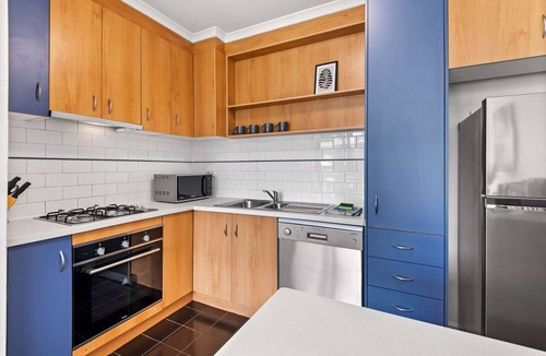 Elsternwick Apartment | Cosy 1-Bed Balcony Unit in Quiet Street by Shops