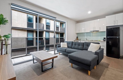 St Kilda Apartment | Cosy 1-Bed with Balcony in Trendy St Kilda