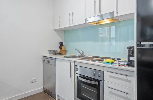 St Kilda Apartment | Cosy 1-Bed with Balcony in Trendy St Kilda
