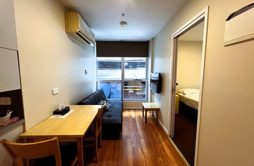 Carlton South Apartment | Cosy 1-Bedroom Retreat for 3 with Modern Amenities & Prime Location!