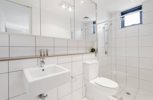 North Melbourne Apartment | Cosy 2-Bed Moments from Shops and Melbourne Uni