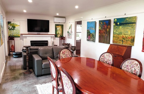 Barrabool Cottage | Cosy 3 bedroom cottage with indoor fireplace