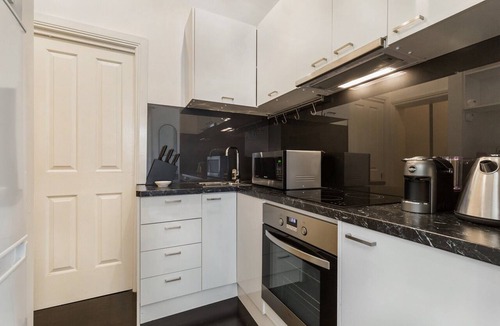 Chinatown Apartment | Cosy and Central City Studio Near Attractions