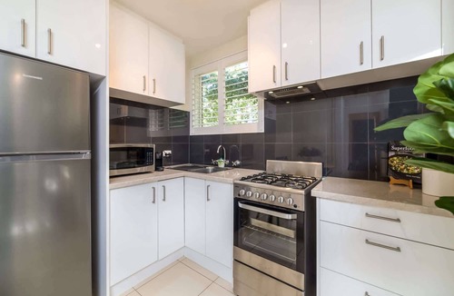 Watson Apartment | Cosy and Convenient Leafy Apartment