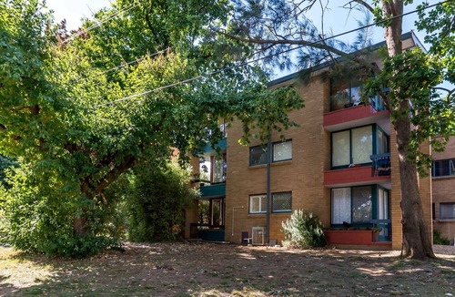 Watson Apartment | Cosy and Convenient Leafy Apartment