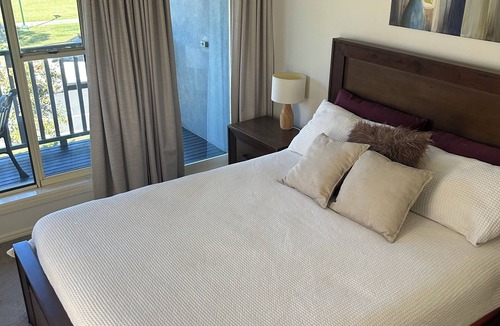Lynbrook House | Cosy and convenient townhouse in Lynbrook.