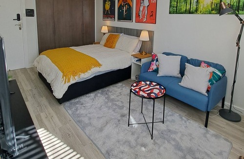 East Perth Apartment | Cosy Apartment Close to Everything! Fast Internet, Kitchen, Study and Smart TV