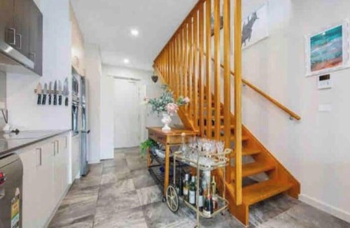 Turner Apartment | Cosy Apt, Workspace and Balcony Near City Centre