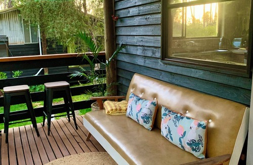 Beechworth Cabin | Cosy cabin in Beechworth walk to Woolshed Falls. Pet Friendly