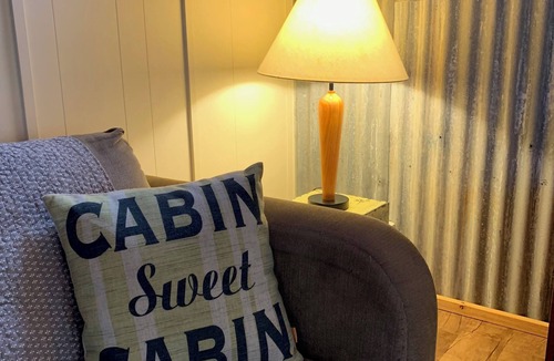Beechworth Cabin | Cosy cabin in Beechworth walk to Woolshed Falls. Pet Friendly
