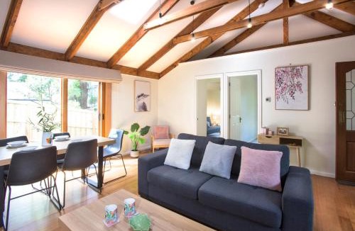 Olinda House | Cosy, central Olinda Camellia Cottage