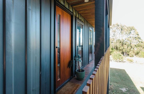 Korumburra Apartment | Cosy container house walking distance to town.