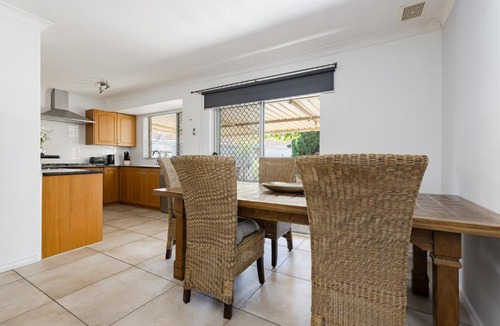 Hamilton Hill House | Cosy Corner Retreat Swan BnB Management