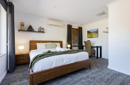 Hamilton Hill House | Cosy Corner Retreat Swan BnB Management