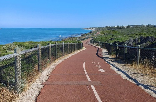 Burns Beach Apartment | Cosy granny flat only 2 minute walk to beach with off street parking