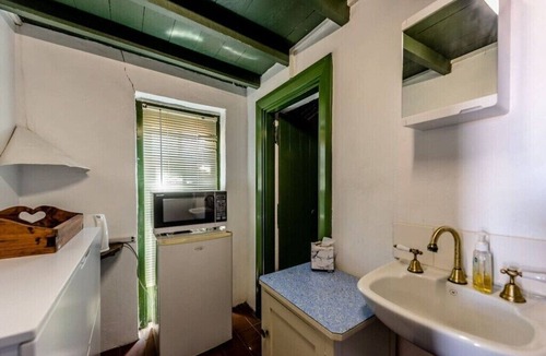 Geraldton Cottage | Cosy Heritage Retreat - Pet Friendly Rated as "Exceptional" by previous Guests.